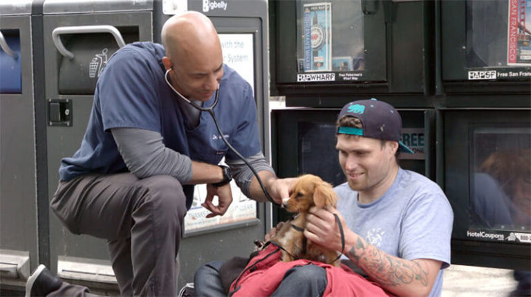 Meet The Veterinarian Who Walks The Streets of California And Treats The Animals of Homeless People For Free